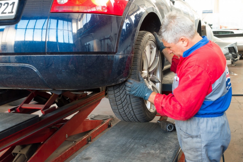 vente-MONTFERRAT-min_auto_repair_repair_lift_auto_mechanic_work_clothes_master_professional_man_of_the_fold-685629