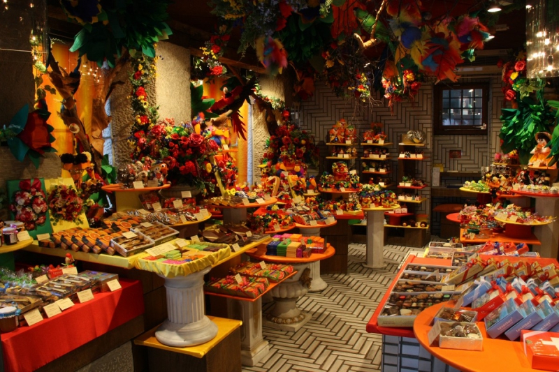 vente-MONTFERRAT-min_candy_store_chocolate_shop_chocolate_switzerland-393515