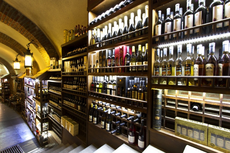 vente-MONTFERRAT-min_world_street_travel_shop_canon_georgia_wine_bottles-429767